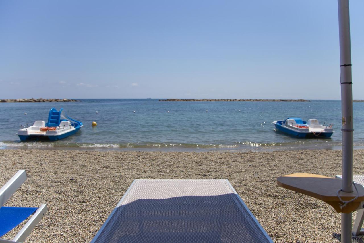 Hotel Mayola San Bartolomeo Al Mare Exterior photo