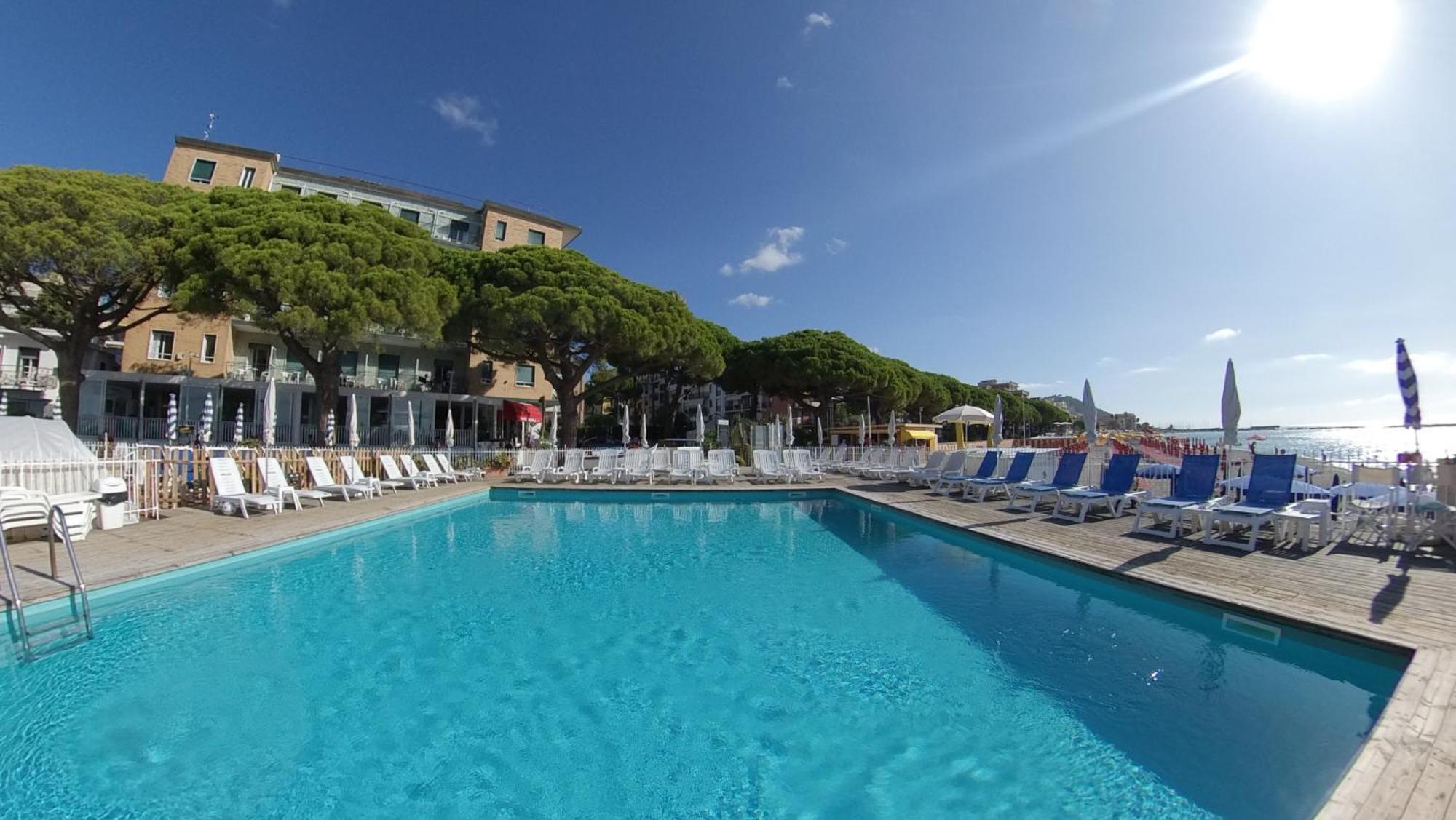 Hotel Mayola San Bartolomeo Al Mare Exterior photo